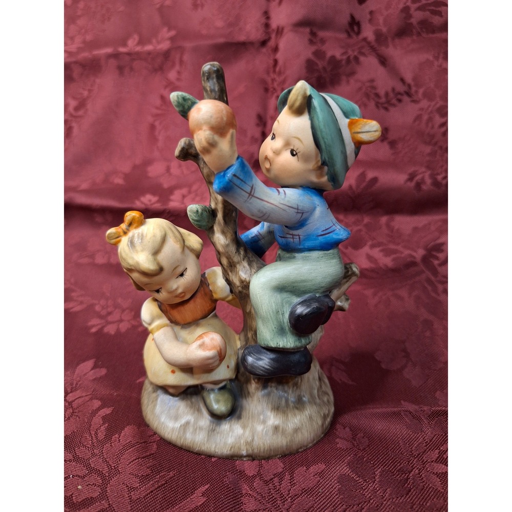 Vintage "Apple Tree Romance" Ceramic Figurine Boy Girl Picking Fruit‎ SHIG Decor